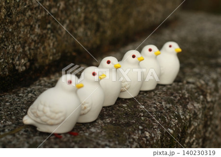 京都三宅八幡宮 境内の鳩の置物 京都三宅八幡宮 境内の鳩の置物 140230319