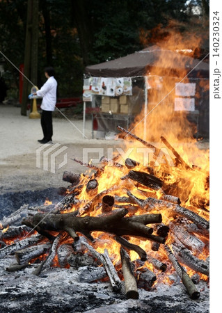 下鴨神社の大晦日から元旦に行われる焚き火神事(どんど焼き・御火焚) 下鴨神社の大晦日から元旦に行われる焚き火神事(どんど焼き・御火焚) 140230324