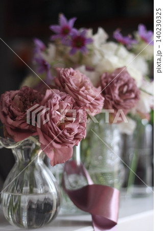 アンティークローズ色のバラを小さな花瓶にいけた静物写真 アンティークローズ色のバラを小さな花瓶にいけた静物写真 140230325