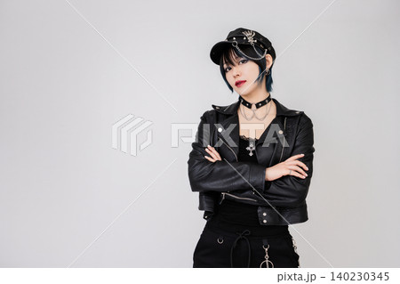 パンクファッションのかっこいい女性モデル パンクファッションのかっこいい女性モデル 140230345
