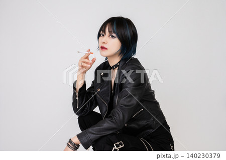 パンクファッションのかっこいい女性モデル パンクファッションのかっこいい女性モデル 140230379