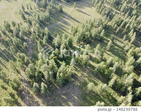 モンゴルのウランバートル郊外の広大な草原で乗馬を楽しむ風景 モンゴルのウランバートル郊外の広大な草原で乗馬を楽しむ風景 140230798