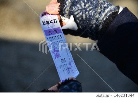 おみくじを持つ女性の手 おみくじを持つ女性の手 140231344