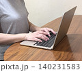 在宅ワーク中の女性の手元 140231583