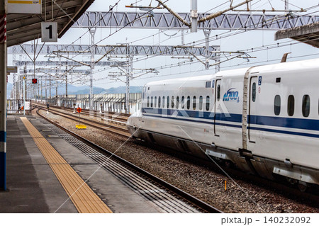 駅の通過線を高速で通過する東海道・山陽新幹線のN700系 駅の通過線を高速で通過する東海道・山陽新幹線のN700系 140232092