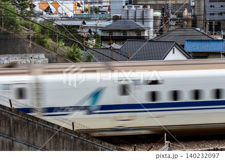 住宅地を高速で駆け抜ける新幹線と都市交通インフラ 住宅地を高速で駆け抜ける新幹線と都市交通インフラ 140232097