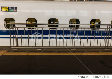 駅ホームに停車する高速鉄道車両と安全柵 交通インフラと公共交通の風景 駅ホームに停車する高速鉄道車両と安全柵 交通インフラと公共交通の風景 140232100