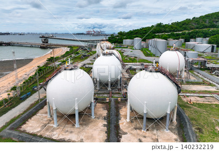 Industrial gas storage tank. LNG or liquefied natural gas storage tank. Gas tank in petroleum refinery. Natural gas storage industry. Energy infrastructure and petroleum reserves in global market. Industrial gas storage tank. LNG or liquefied natural gas storage tank. Gas tank in petroleum refinery. Natural gas storage industry. Energy infrastructure and petroleum reserves in global market. 140232219