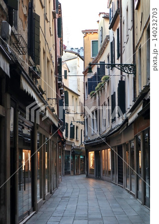 イタリア ヴェネツィア旧市街 早朝のサンマルコ地区の商店街 イタリア ヴェネツィア旧市街 早朝のサンマルコ地区の商店街 140232703
