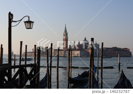 イタリア　ヴェネツィア旧市街　早朝のサンマルコ地区から望むサン・ジョルジョ・マッジョーレ島 140232787