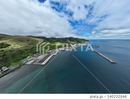 【空撮】礼文島・香深港と東海岸の海岸線 【空撮】礼文島・香深港と東海岸の海岸線 140232846