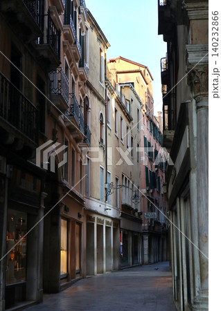 イタリア ヴェネツィア旧市街 早朝のサンマルコ地区の商店街 イタリア ヴェネツィア旧市街 早朝のサンマルコ地区の商店街 140232866