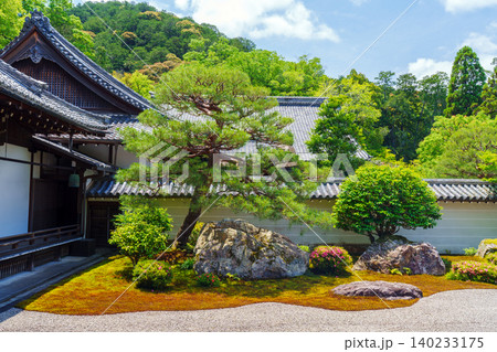 新緑が美しい南禅寺の方丈庭園 140233175
