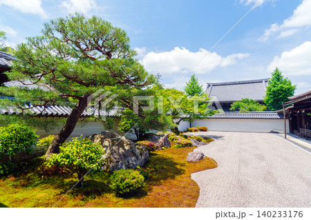 新緑が美しい南禅寺の方丈庭園 新緑が美しい南禅寺の方丈庭園 140233176