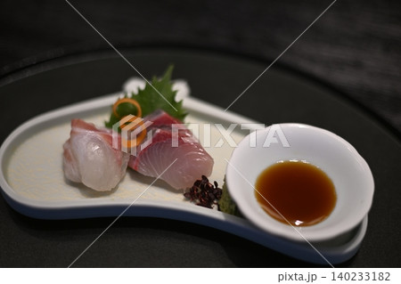刺身　鯛　カンパチ　ブリ　ヒラマサ　青物　醤油　紫蘇　和食　割烹　料亭　居酒屋　日本食 140233182