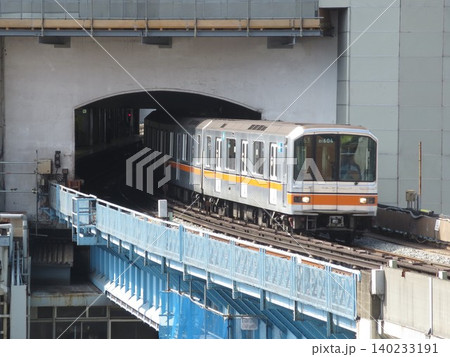 2013.10.18 東急百貨店内渋谷駅を出発した銀座線東京メトロ01系 2013.10.18 東急百貨店内渋谷駅を出発した銀座線東京メトロ01系 140233191