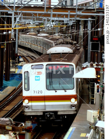 2013.2.8 東急東横線代官山駅 副都心線直通工事中に貸出されていた東京メトロ7000系 2013.2.8 東急東横線代官山駅 副都心線直通工事中に貸出されていた東京メトロ7000系 140233197