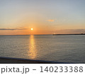 海に沈む夕日 140233388