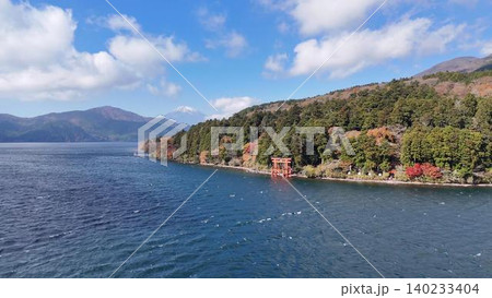 秋の青空が広がる箱根芦ノ湖と紅葉の山々の空撮 秋の青空が広がる箱根芦ノ湖と紅葉の山々の空撮 140233404