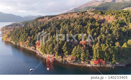 秋の斜光に照らされる箱根神社鳥居と芦ノ湖の空撮 秋の斜光に照らされる箱根神社鳥居と芦ノ湖の空撮 140233405
