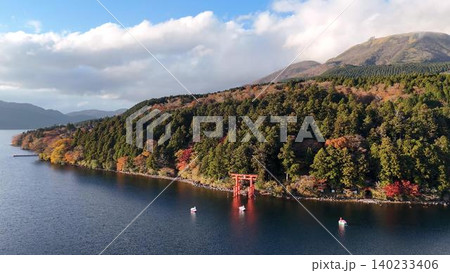 駒ヶ岳を背景に秋の芦ノ湖に佇む箱根神社鳥居の空撮 駒ヶ岳を背景に秋の芦ノ湖に佇む箱根神社鳥居の空撮 140233406