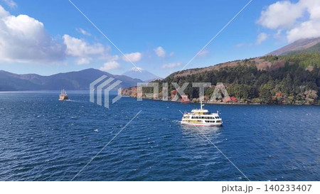 コピースペースが充実した秋の箱根芦ノ湖と富士山の空撮 140233407