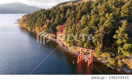 夕日の斜光が美しい秋の箱根神社平和の鳥居の空撮 夕日の斜光が美しい秋の箱根神社平和の鳥居の空撮 140233410