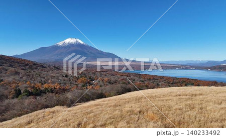 秋の美しいススキの斜面から望む山中湖と富士山の絶景 秋の美しいススキの斜面から望む山中湖と富士山の絶景 140233492