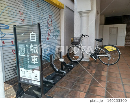 イラストが可愛い閉店した店のシャッター前に設置されたシェアサイクルの自転車ステーション イラストが可愛い閉店した店のシャッター前に設置されたシェアサイクルの自転車ステーション 140233500