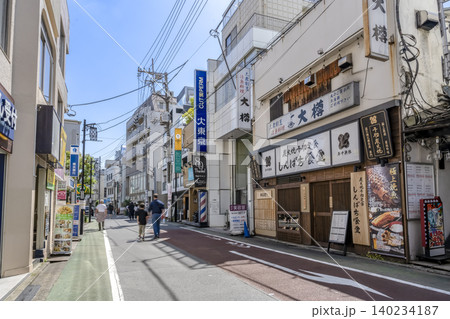 東京都目黒区の都市風景 祐天寺駅前商店街の飲食店街 東京都目黒区の都市風景 祐天寺駅前商店街の飲食店街 140234187