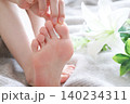 女性の足裏　足指、フットケアイメージ 140234311