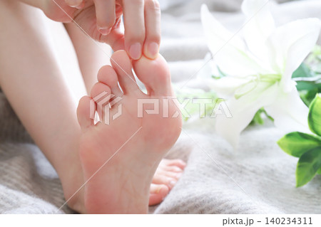 女性の足裏 足指、フットケアイメージ 女性の足裏 足指、フットケアイメージ 140234311