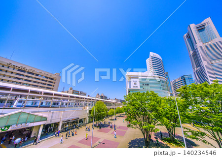 日本の横浜都市景観新風景。夏日…新緑に映える桜木町駅や電車、横浜ランドマークタワーなどを望む＝18日 140234546