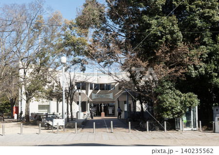 比治山公園の豊かな緑に囲まれた「広島市まんが図書館」の外観 比治山公園の豊かな緑に囲まれた「広島市まんが図書館」の外観 140235562