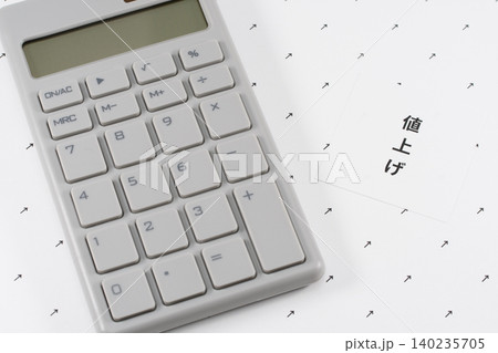 電卓と矢印で値上げのイメージ 電卓と矢印で値上げのイメージ 140235705