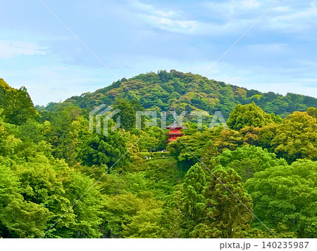 鮮やかな新緑の山々に囲まれて佇む朱色の三重塔 鮮やかな新緑の山々に囲まれて佇む朱色の三重塔 140235987