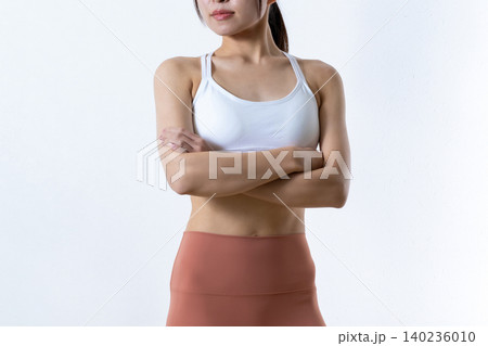 腕組みしてポージングする若い女性 鍛えてかっこいい筋トレ女子 自信 レギンス トリミングアップ 腕組みしてポージングする若い女性 鍛えてかっこいい筋トレ女子 自信 レギンス トリミングアップ 140236010