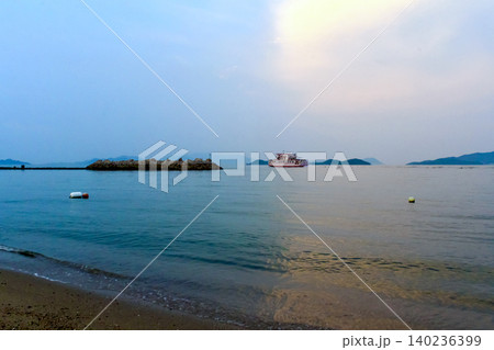 【香川】夏の女木島 夕暮れ時の女木島海岸とフェリー 【香川】夏の女木島 夕暮れ時の女木島海岸とフェリー 140236399