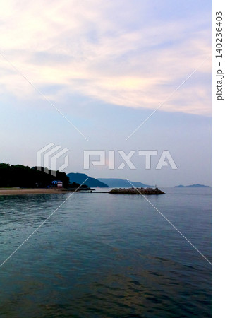 【香川】夏の女木島 女木島海岸から望む夕焼け 【香川】夏の女木島 女木島海岸から望む夕焼け 140236403