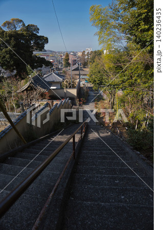 土塀と瓦屋根の建物が並ぶ歴史ある坂道と石段の風景 土塀と瓦屋根の建物が並ぶ歴史ある坂道と石段の風景 140236435