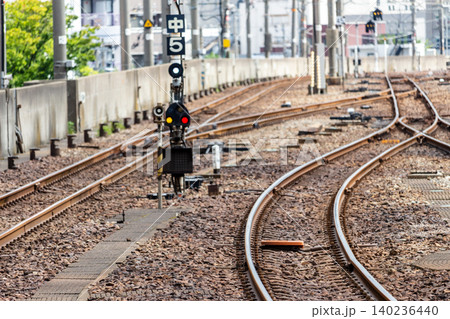 交差する線路と鉄道の信号機が続く風景 140236440