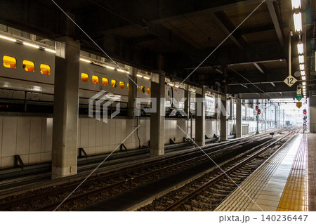 近代的な鉄道インフラの構造美とビルの下にある線路風景 近代的な鉄道インフラの構造美とビルの下にある線路風景 140236447