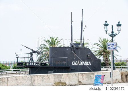 ヤシの木が生える海岸沿いに保管された潜水艦の司令塔 地中海に浮かぶフランス領のコルシカ島にて ヤシの木が生える海岸沿いに保管された潜水艦の司令塔 地中海に浮かぶフランス領のコルシカ島にて 140236472