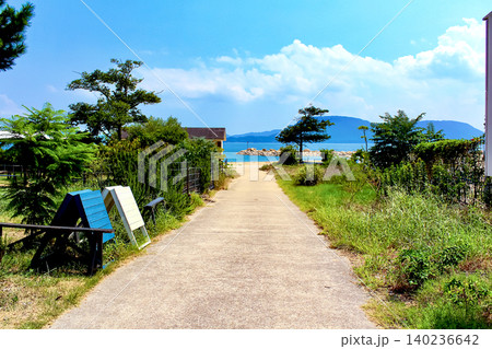 【香川】夏の女木島 女木島海岸へ続く小道 【香川】夏の女木島 女木島海岸へ続く小道 140236642