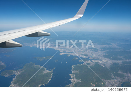 飛行機の窓から望む広島市街と広島湾 140236675