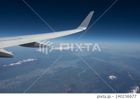 飛行機の窓から望む南アルプス・中央アルプス・北アルプスと伊那谷 140236677