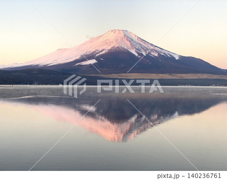 正月の山中湖に映る紅富士 140236761