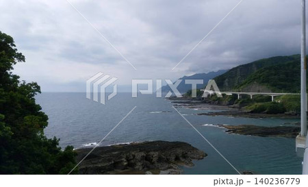 海沿いの山に架かる橋 海沿いの山に架かる橋 140236779