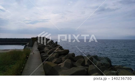 北海道のどこまでも続くまっすぐな道路と遠くの山並み 北海道のどこまでも続くまっすぐな道路と遠くの山並み 140236780