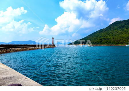 【香川】夏の女木島 青空と女木港東防波堤燈台 【香川】夏の女木島 青空と女木港東防波堤燈台 140237005